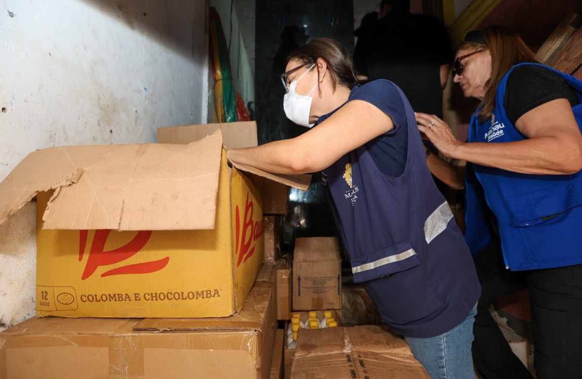 Prefeitura retira ambulantes e apreende alimentos vencidos no Centro de Manaus