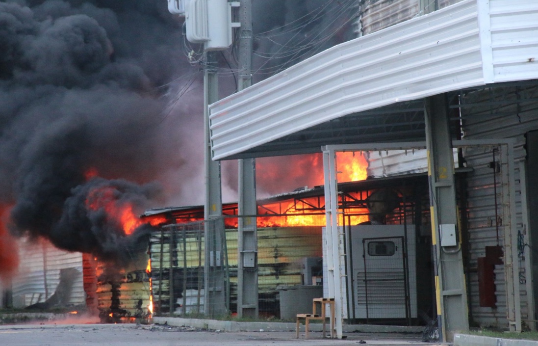 "Estávamos sendo liberados para o almoço", diz funcionário de fábrica que pegou fogo no Distrito 