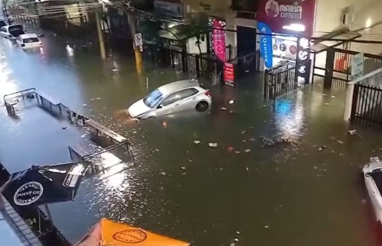 Chuva torrencial atinge Santos e deixa bairros debaixo d'água