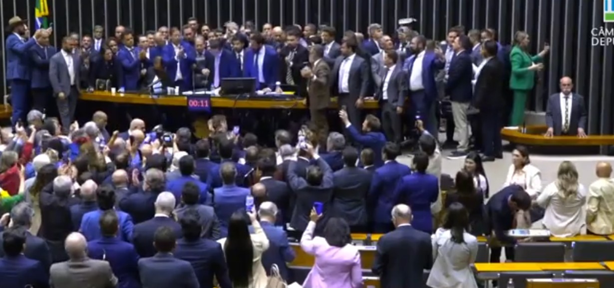 Hugo Motta retoma Mesa da Câmara e diz que democracia “não pode ser negociada"