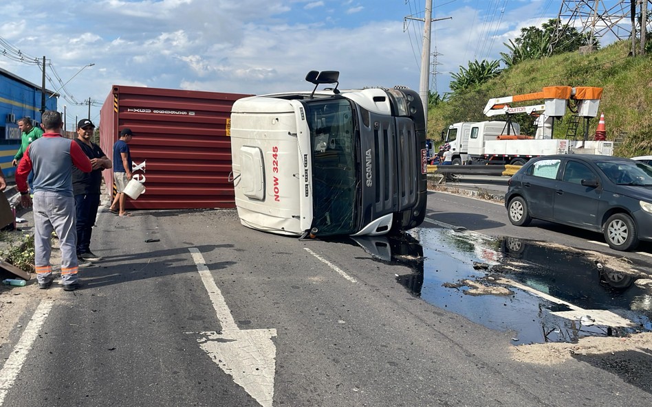Carreta tomba e derrama óleo na pista na Avenida das Torres
