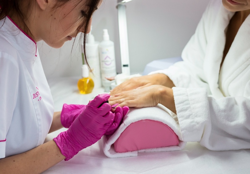 CMM aprova proposta que blinda profissionais de beleza contra fechamento em crises