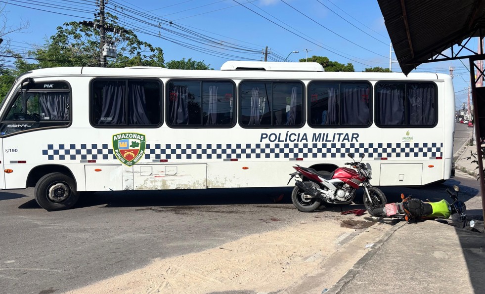 Pai e filha ficam feridos em acidente com ônibus da PM no Distrito Industrial