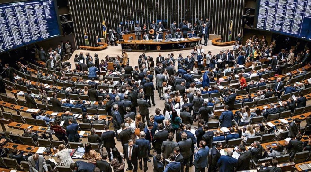 Deputados apresentam projeto de lei que criminaliza adultização de criança
