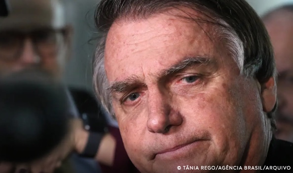 Com autorização de Moraes, Bolsonaro deixa prisão domiciliar para ir a hospital