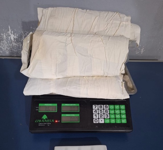 Mulher é presa com 3 kg de cocaína colados no corpo em aeroporto no Amazonas