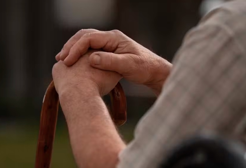 Idoso se apaixona por inteligência artificial e pede divórcio na China