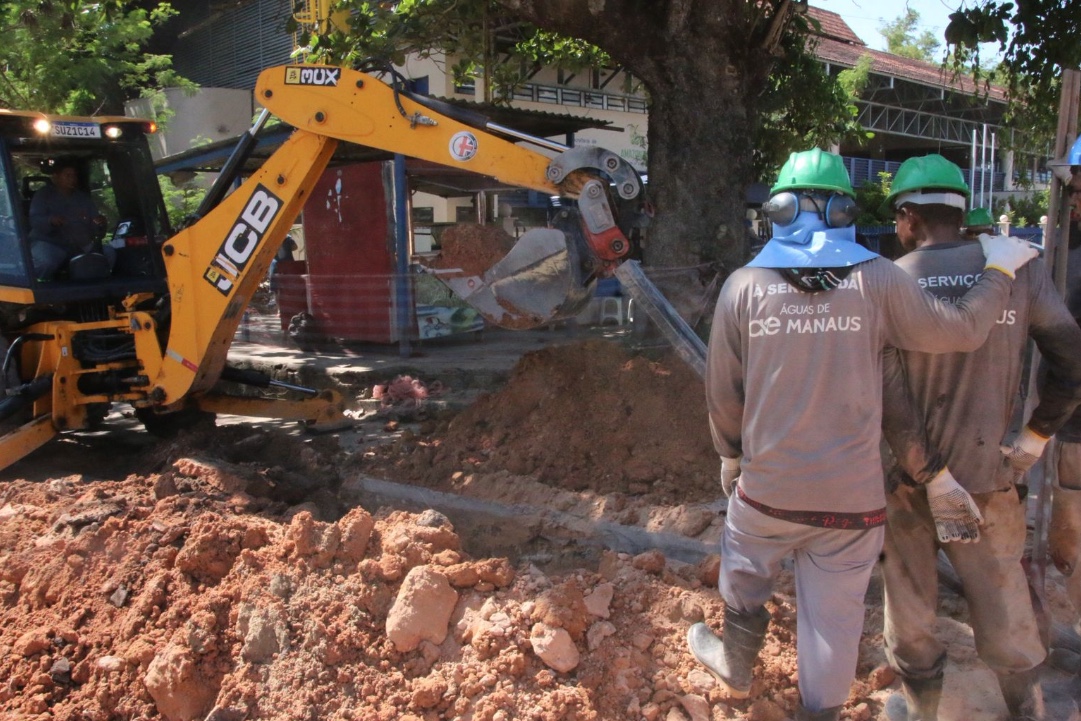 Águas de Manaus leva multa de R$ 254 mil por não sinalizar obras e colocar população em risco