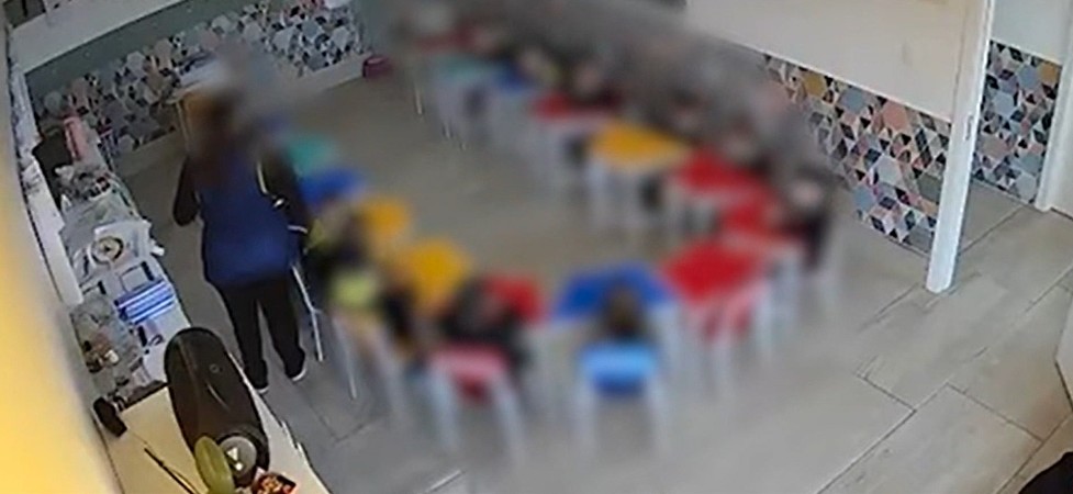 Professora que agrediu aluno de 4 anos com pilha de livros é presa em Caxias do Sul