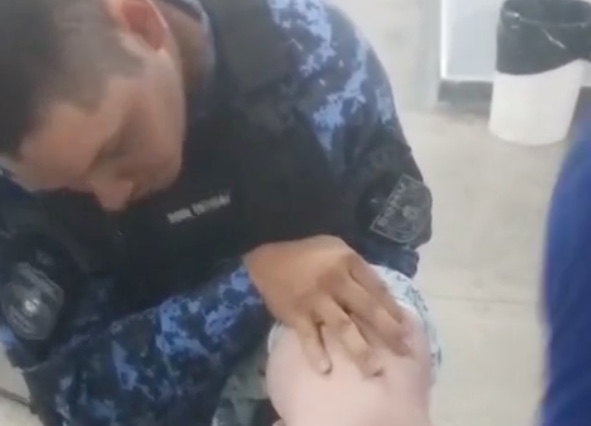 Mãe desesperada busca ajuda em delegacia e guarda salva bebê engasgado