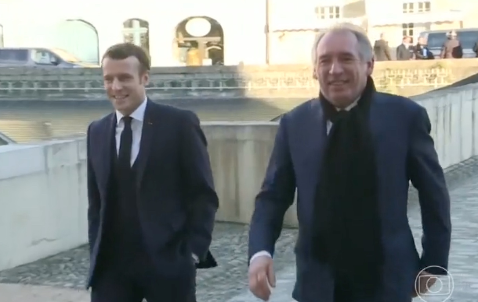 Premiê da França renuncia ao cargo após derrota no Parlamento; Macron perde aliado