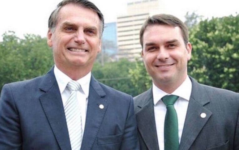 Flávio Bolsonaro chama julgamento de "farsa" após voto de Moraes no STF