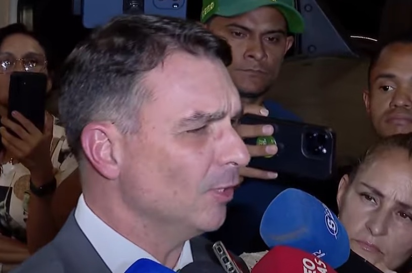 Flávio Bolsonaro diz que pai ficou sem respirar durante crise de saúde