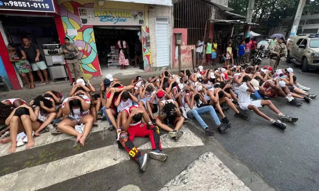 Polícia prende 44 torcedores com granada e facas em Salvador