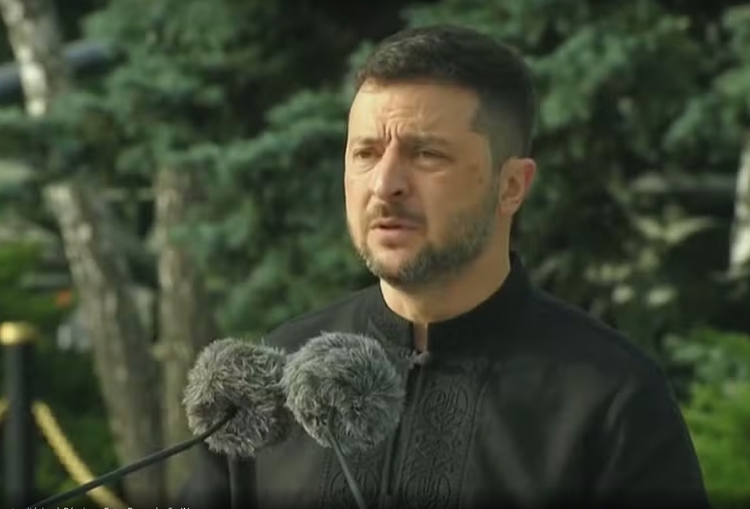 EUA ameaçam e pressionam Zelenski a aceitar plano de paz, e Europa tenta reagir