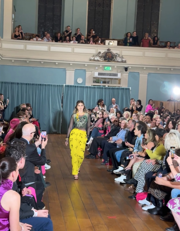 Marca manauara apresenta moda indígena inclusiva na London Fashion Week 2025
