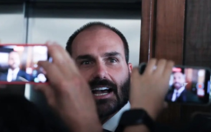Eduardo Bolsonaro critica denúncia da PGR e chama Gonet de "lacaio de Moraes"