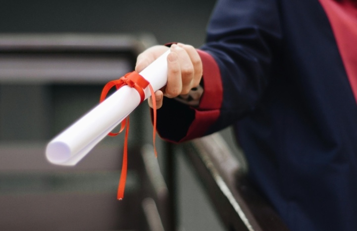 Fametro é condenada a indenizar aluno por atraso de 8 meses na emissão de diploma no Amazonas