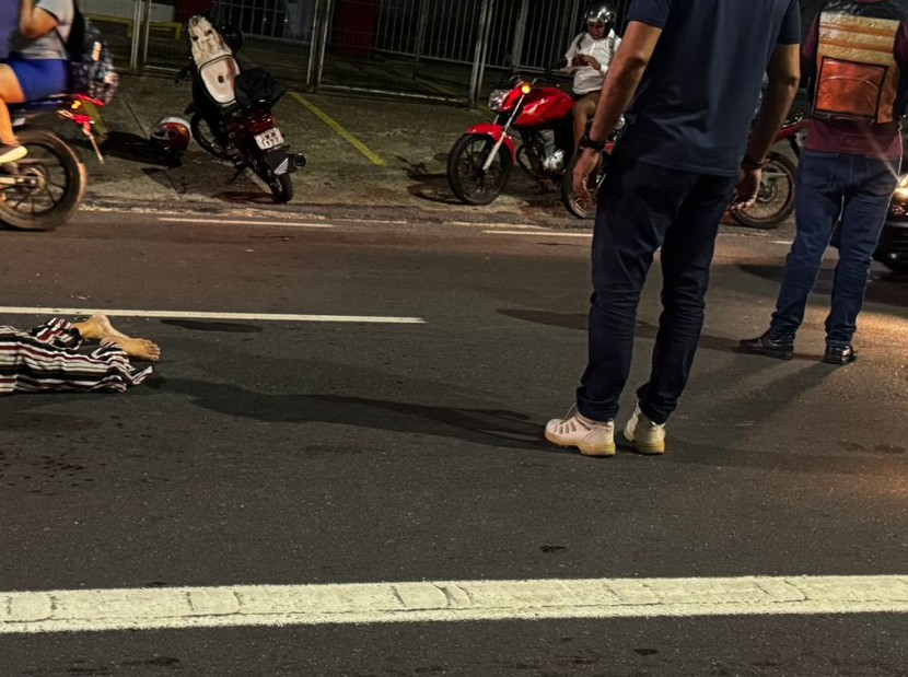 Mulher fica ferida após cair de moto durante acidente na Av. Constantino Nery