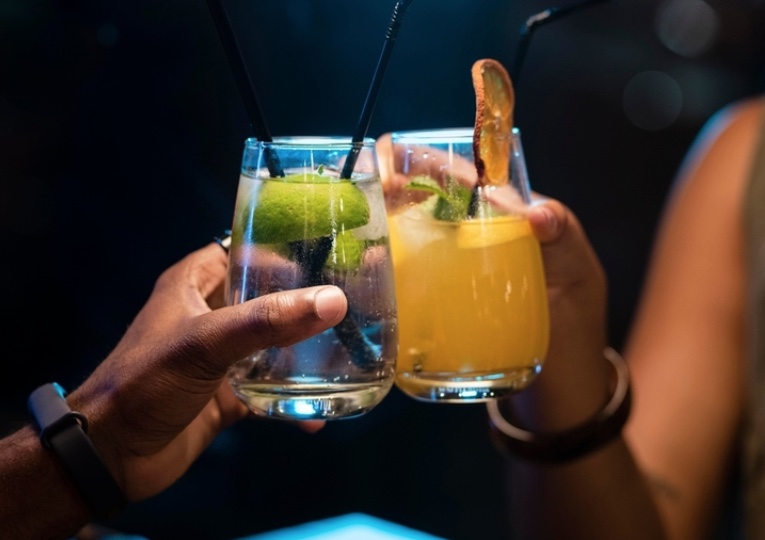 Metanol age como álcool comum no início, mas pode matar em até 48 horas; entenda