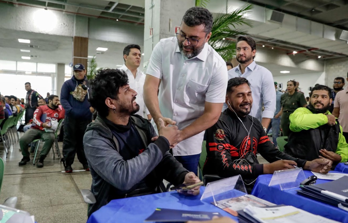 Governo do Amazonas libera crédito de até R$ 10 mil para mototaxistas e motofretistas