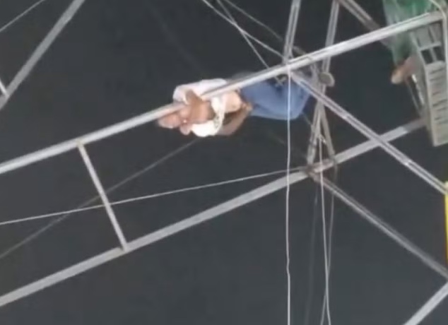 Mulher despenca de roda-gigante no ponto mais alto