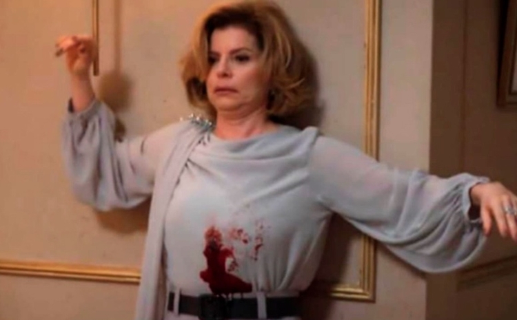 Odete Roitman sobrevive a tiro de Marco Aurélio e deixa o Brasil na nova 'Vale Tudo'