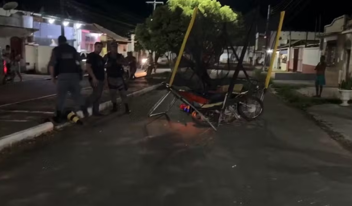 Embriagado, motociclista colide com pula-pula e fere jovem e bebê em Itacoatiara