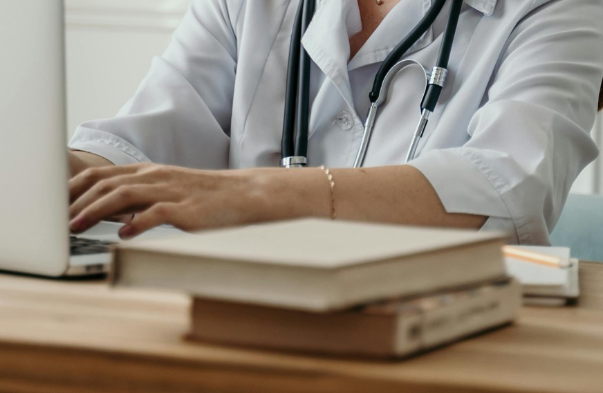 Justiça ouve vítimas em audiência sobre falsa médica que atendia crianças em Manaus