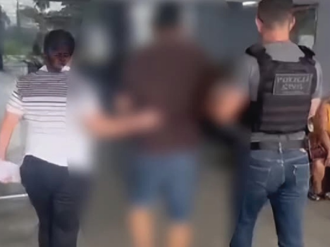 Pai é preso por jogar cadeira em filha e lançar celular em ex em Manaus