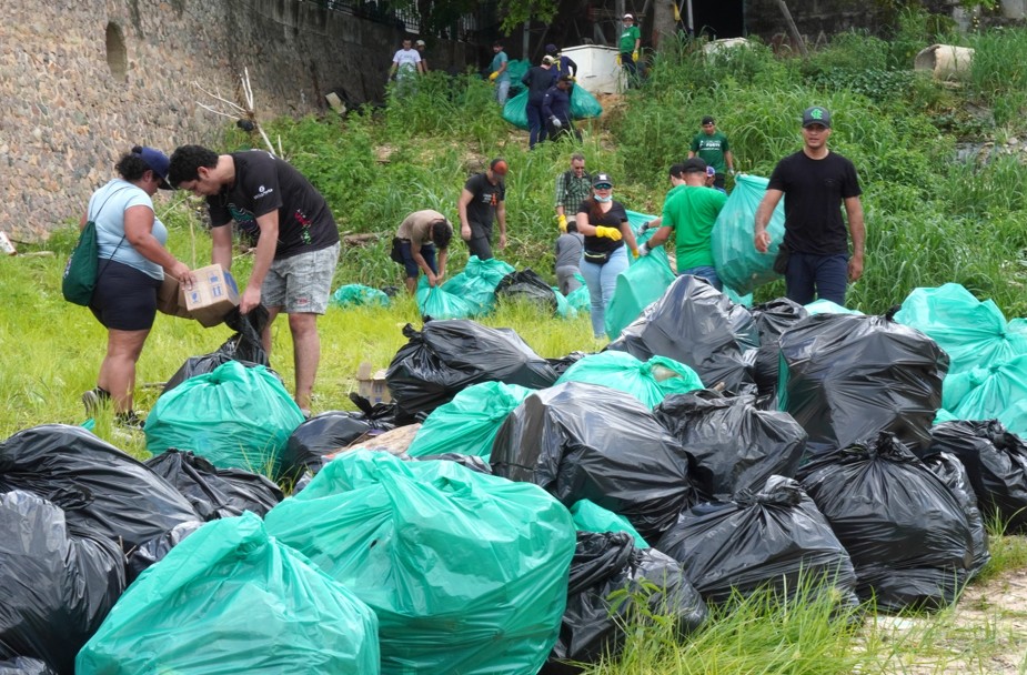 Mutirão de limpeza remove cinco toneladas de lixo do Igarapé do São Raimundo
