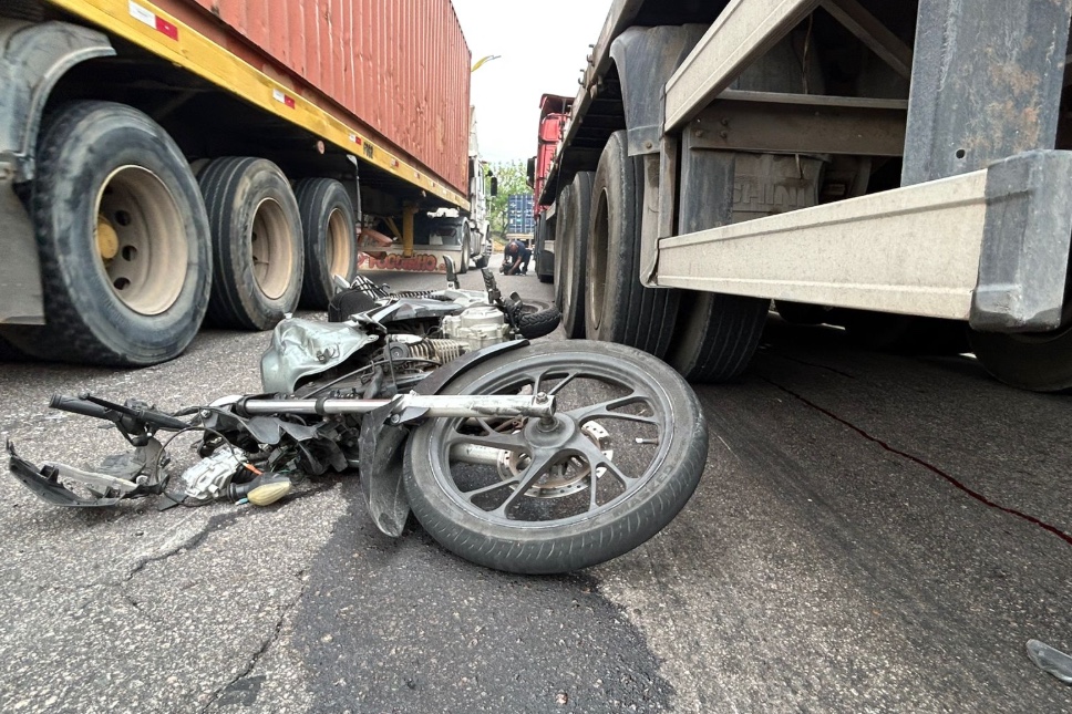 Moto fica prensada entre carretas e deixa dupla gravemente ferida na Av. Rodrigo Otávio