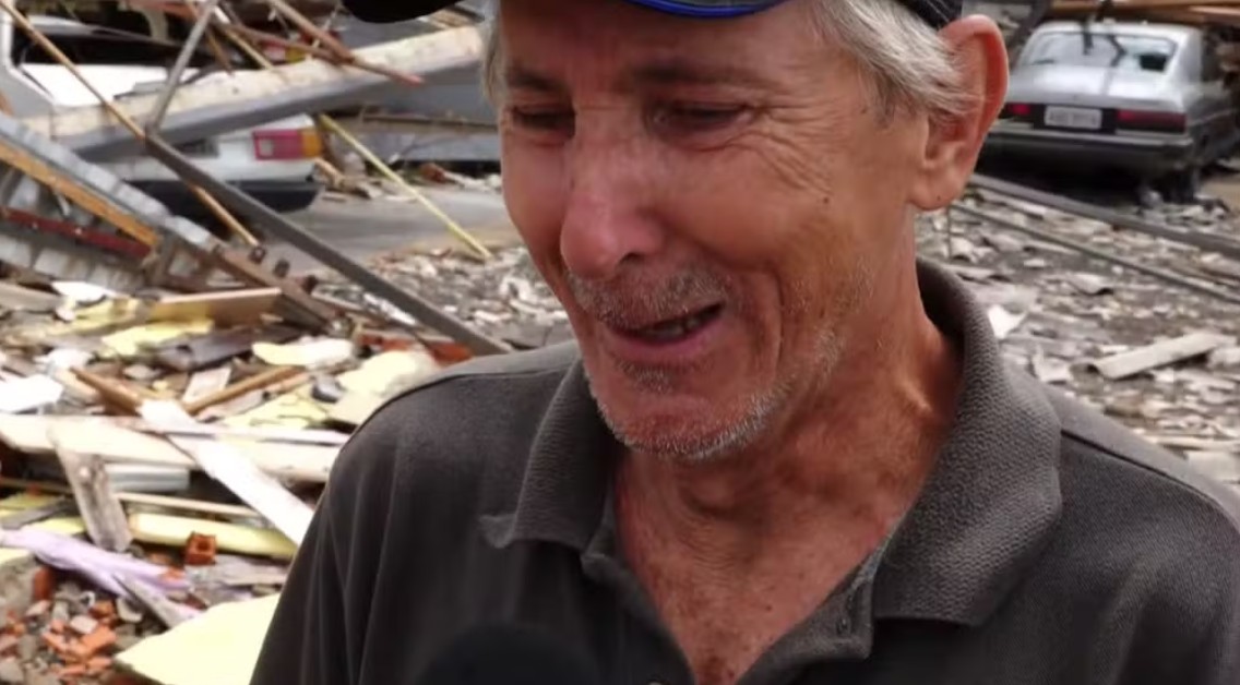 Idoso chora em entrevista após perder tudo em tornado no Paraná