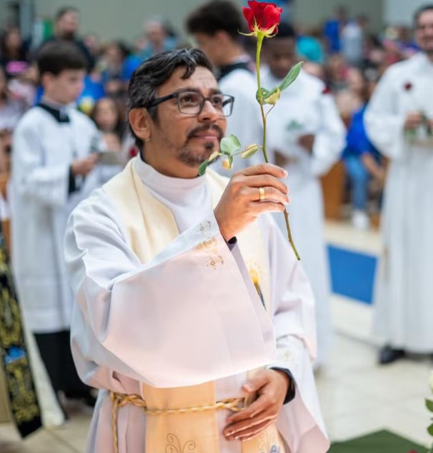 Assaltantes matam padre e enrolam corpo em tapete em MS
