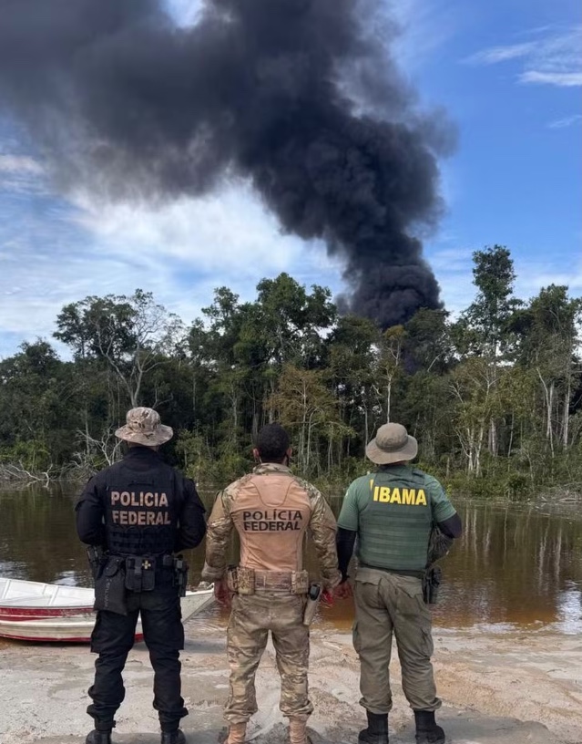 PF destrói 14 dragas de garimpo ilegal na fronteira com a Colômbia