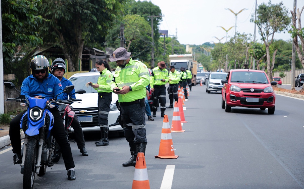 Blitz tira de circulação carros irregulares e motoristas sem CNH na av. do Turismo