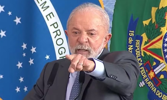 "Lição de democracia", diz Lula sobre prisão de Bolsonaro e militares