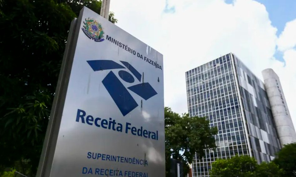 Receita Federal emite alerta contra golpistas que simulam cobranças urgentes