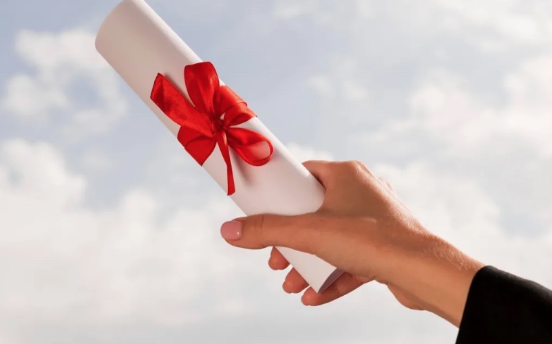 Nova regra impede faculdades de emitir diploma de pós para cursinhos online; entenda