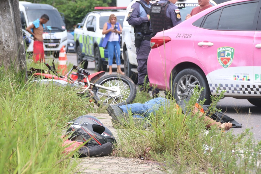 Filha luta pela vida sem saber da morte do pai em acidente com caminhão em Manaus