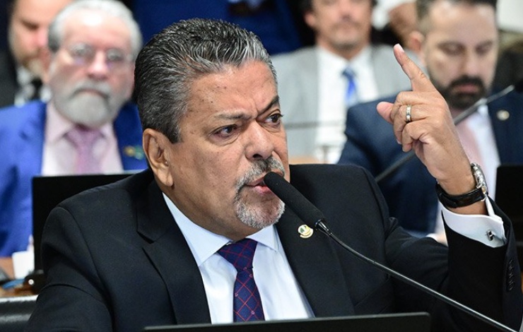 Comissão do Senado aprova projeto que cria "OAB" para novos médicos no Brasil