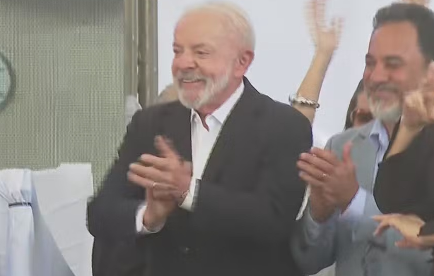 Lula evita opinar sobre PL da Dosimetria, mas diz que Bolsonaro "tem que pagar" 