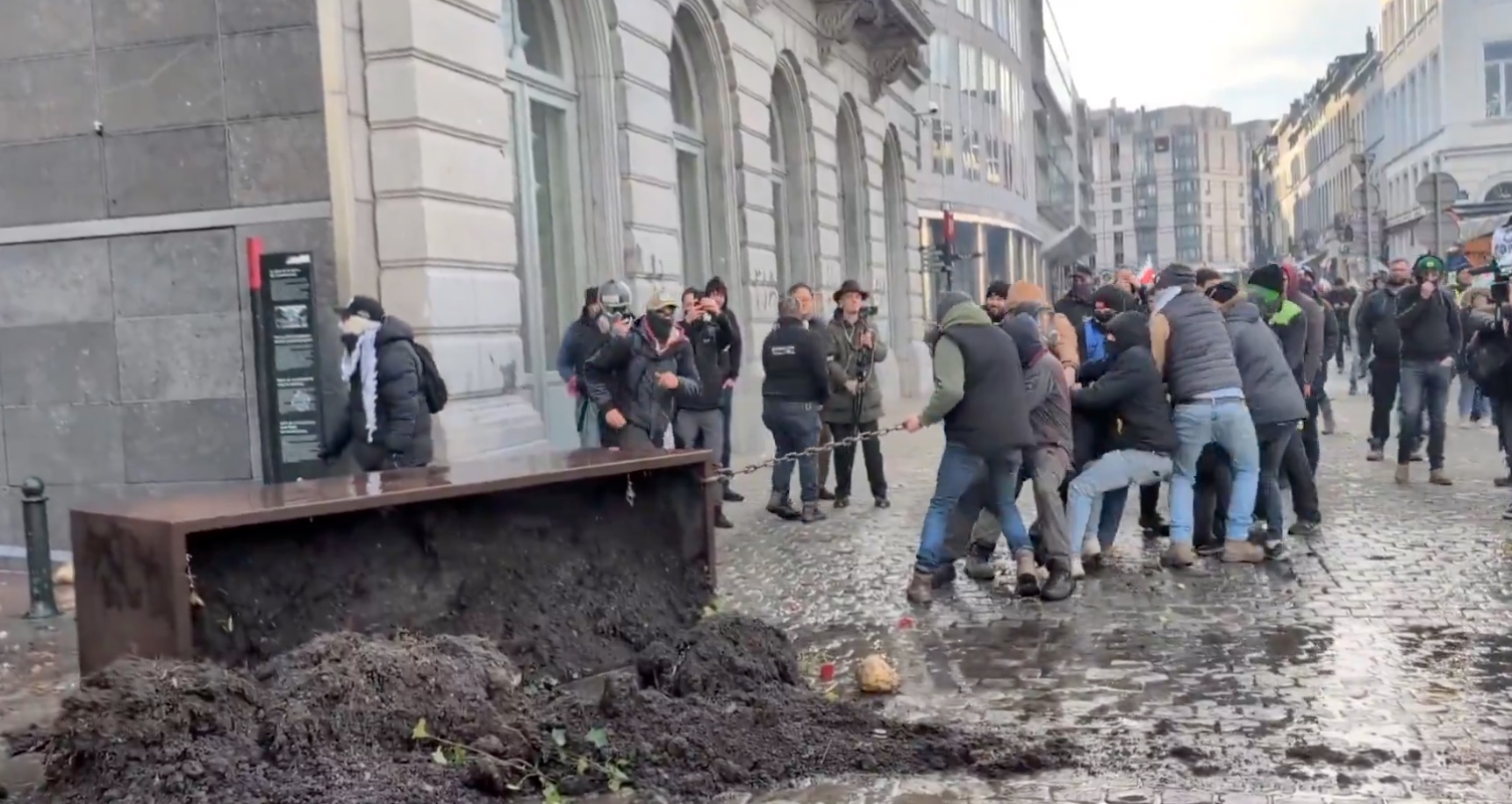 Agricultores confrontam polícia em protesto contra acordo UE–Mercosul em Bruxelas