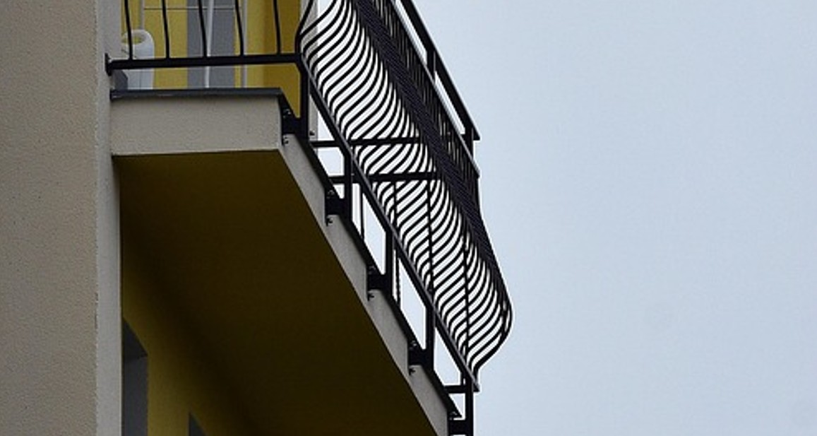 Criança de 4 anos é socorrida após cair do 10º andar de prédio em SP