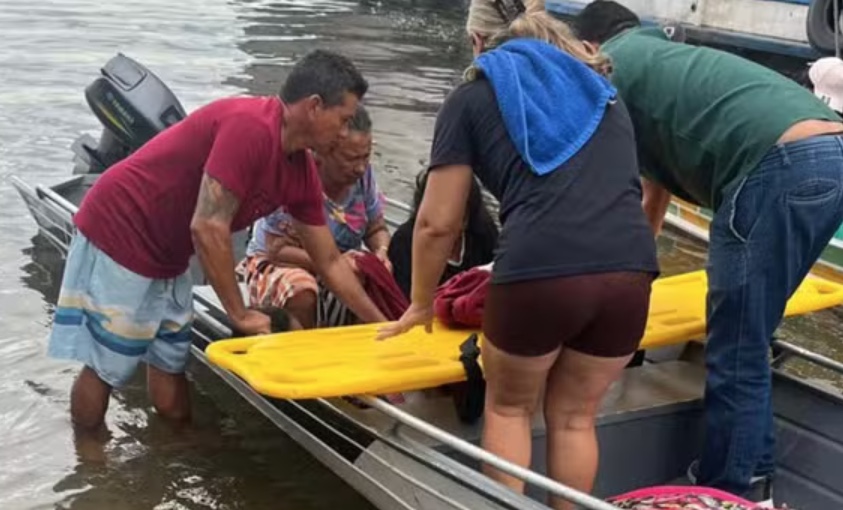 Mulher dá à luz dentro de bote a caminho da maternidade no interior do Amazonas