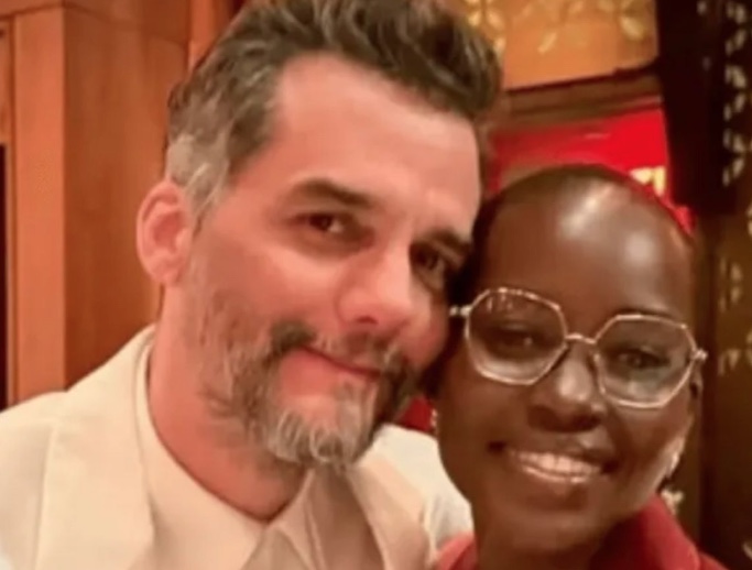 Wagner Moura conquista críticos de NY, leva troféu e vira atração da festa