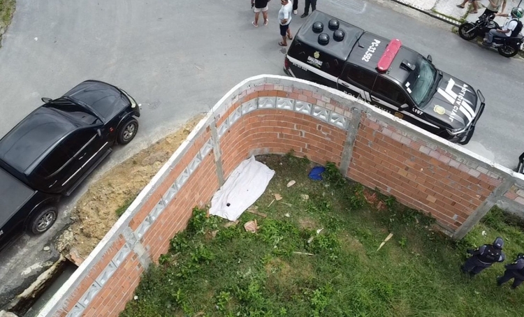 Vítima encontrada nua e com marcas de facadas no Manoa é identificada