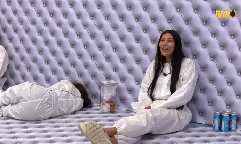 Rainha do Garantido, Livia resiste há mais de 40 horas no Quarto Branco do BBB26