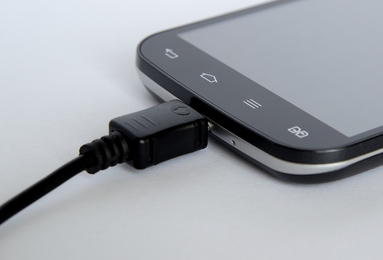 "Consumo fantasma": Deixar o carregador na tomada estraga aparelhos?