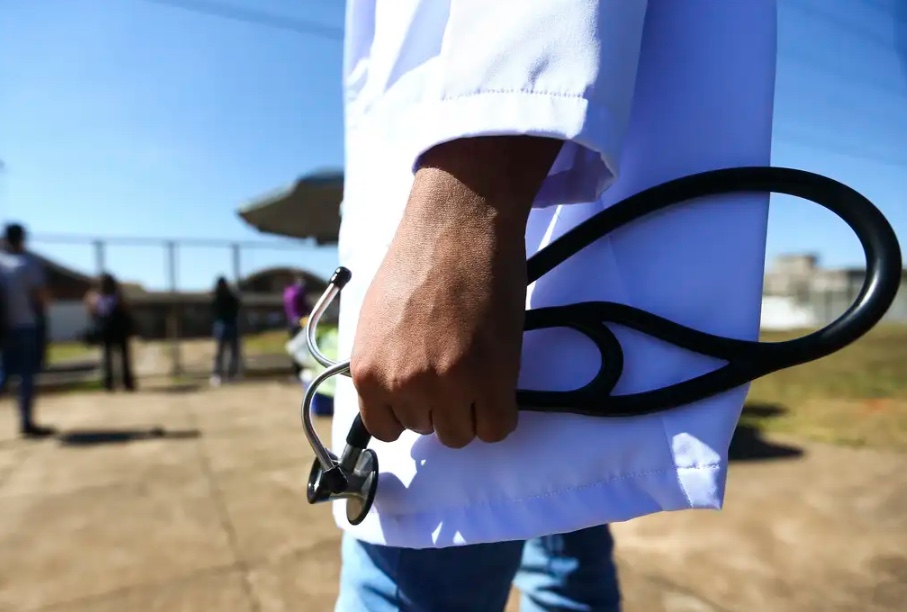 Enamed aponta desempenho ruim e MEC pune 30% dos cursos de Medicina